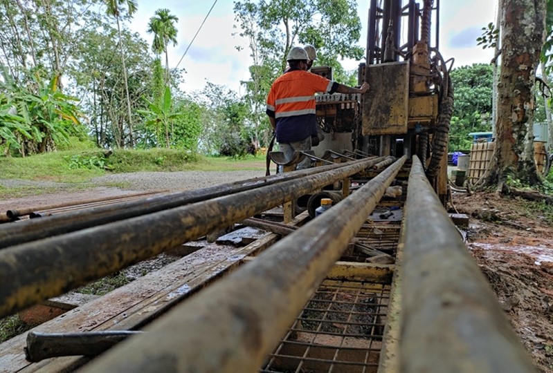 Drillers operating the MD600 diamond drill rig